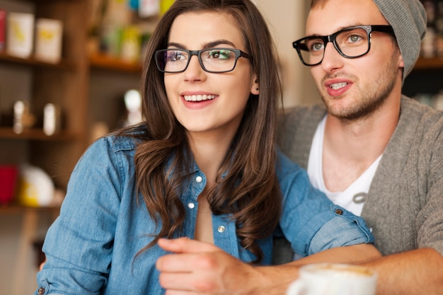 Kostenloses Foto hipster junges paar im café