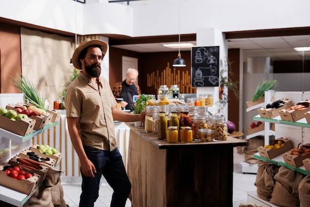 Hipster kauft frisches Gemüse im Laden