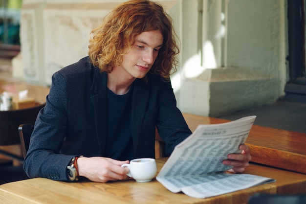 Hipster Mann, der Kaffee beim Lesen trinkt