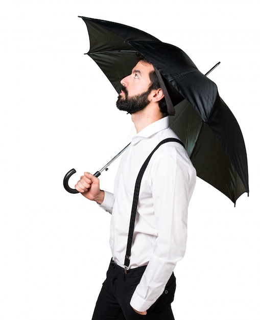 Hipster Mann mit Bart mit einem Regenschirm
