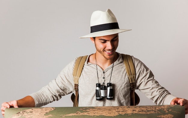 Kostenloses Foto hipster stil tourist mit großen karte