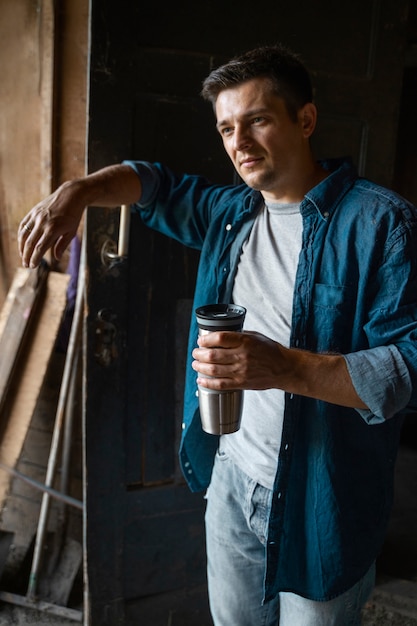 Kostenloses Foto hirte mit flasche, mittlerer schuss