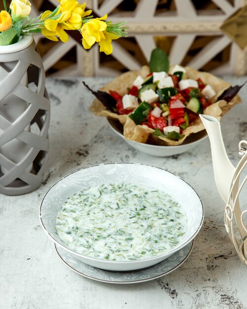 Hirtensalat mit Weißkäse und Sauerrahm mit Kräutern