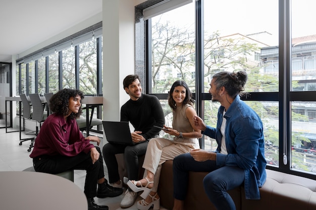 Kostenloses Foto hispanic geschäftsleute mittleren alters