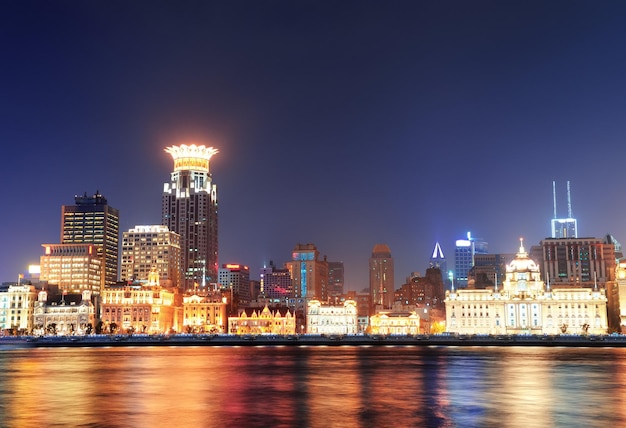 Historische Architektur Shanghais nachts beleuchtet durch Lichter über Huangpu-Fluss