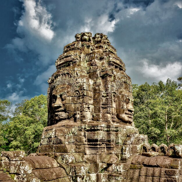 Historische Statuen bei Angkor Thom, Siem Reap, Kambodscha unter dem bewölkten Himmel