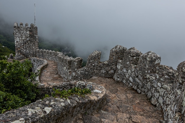 Historisches Schloss der Mauren in Sintra, Portugal an einem nebligen Tag