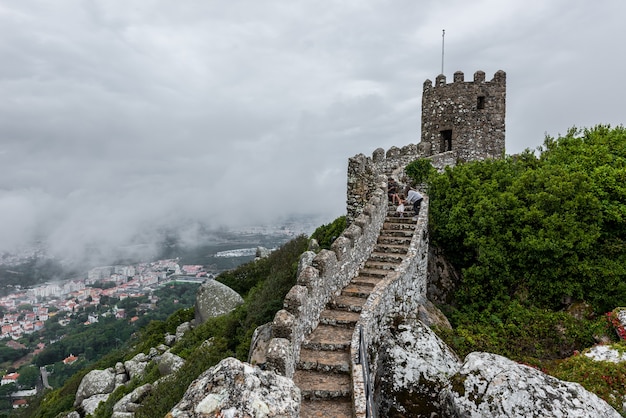 Historisches Schloss der Mauren in Sintra, Portugal an einem nebligen Tag