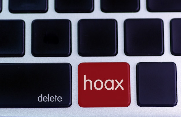Hoax-wort auf rotem tastaturknopf.