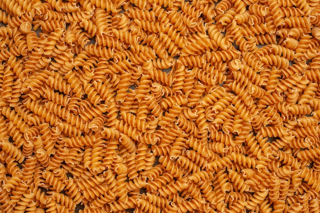 Hochauflösendes Foto von roher italienischer Pasta in horizontaler Draufsicht