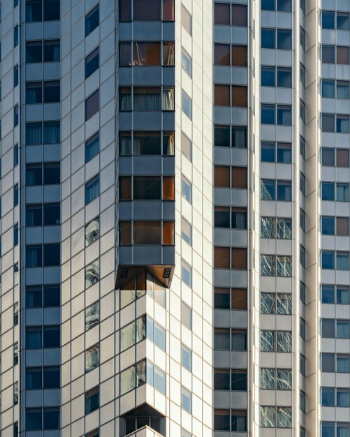 Hochhaus aus Metall, tagsüber eingefangen