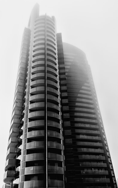 Hochhaus mit Glasfenstern unter Sonnenlicht