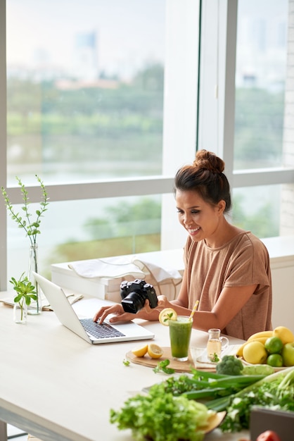 Kostenloses Foto hochladen von inhalten von der kamera auf den laptop