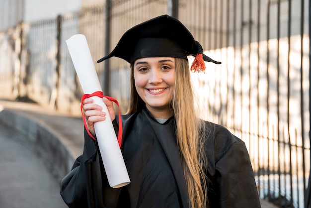 Hochschulabsolvent, der ihr Zertifikat hält