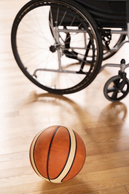 Hochwinkel-Basketball und Rollstuhl