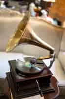 Kostenloses Foto hochwinkel-grammophon im antiquitätengeschäft