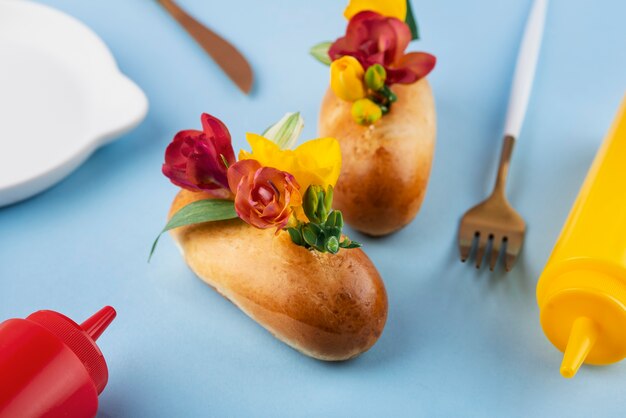 Hochwinkel-Öko-Hotdogs mit Blumen