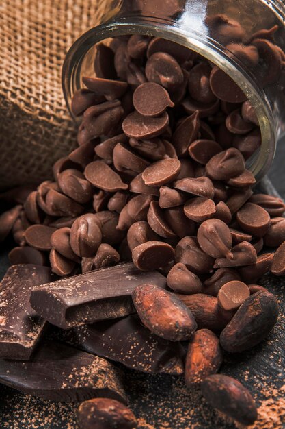 Hochwinkel köstliche Schokoladenzusammensetzung auf dunkler Stoffnahaufnahme