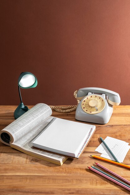 Hochwinkel-Telefon- und Bücheranordnung