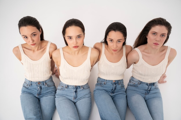 Kostenloses Foto hochwinkel von frauen in tanktops und jeans, die für minimalistische porträts posieren