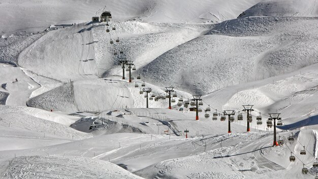 Hochwinkel von Seilbahnen in der Nähe von Schneeboden