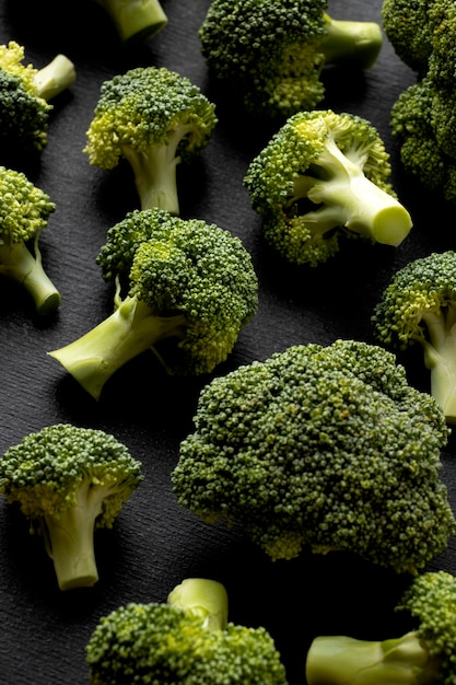 Kostenloses Foto hochwinkelanordnung der köstlichen frischen brokkoli-nahaufnahme
