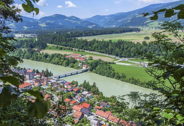 Hochwinkelansicht der Stadt Vuzenica in Slowenien während des Tages