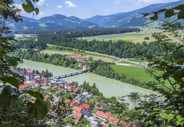 Hochwinkelansicht der Stadt Vuzenica in Slowenien während des Tages