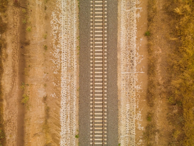 Hochwinkelaufnahme der Eisenbahn mitten in der Wüste, die in Nairobi, Kenia gefangen genommen wird