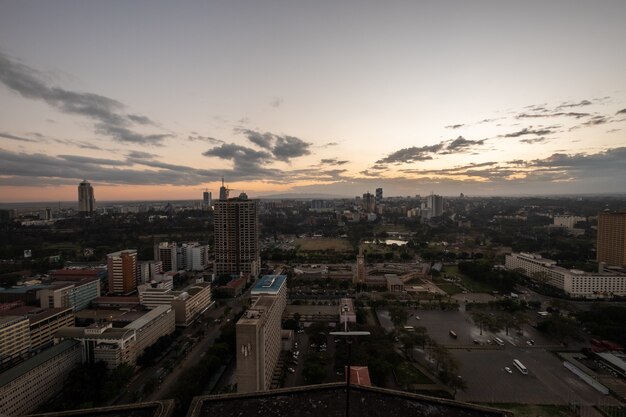 Hochwinkelaufnahme der Gebäude unter dem bewölkten Himmel gefangen genommen in Kenia, Nairobi, Samburu