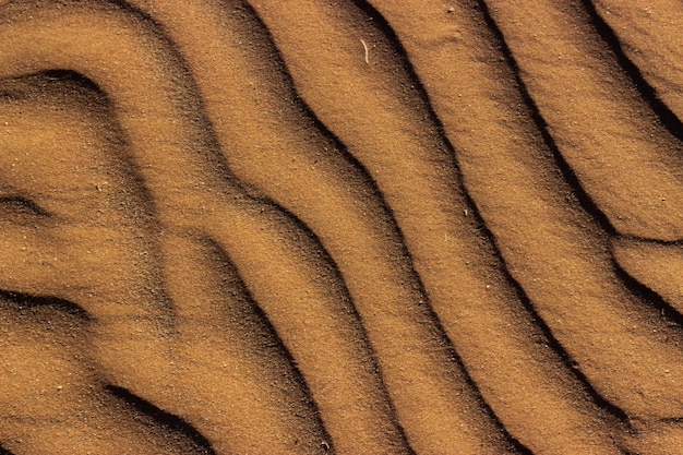 Hochwinkelaufnahme der gemusterten Sandbeschaffenheit, die in Namibia erfasst wird