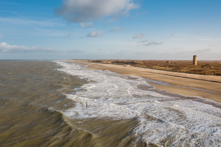 Kostenlose Foto hochwinkelaufnahme der küste in domburg, niederlande