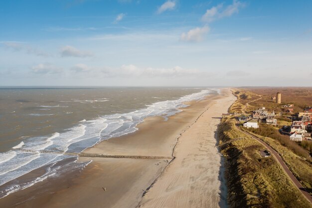 Hochwinkelaufnahme der Küste in Domburg, Niederlande