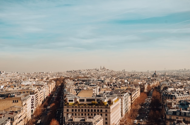 Hochwinkelaufnahme der schönen Gebäude und Straßen, die in Paris, Frankreich gefangen genommen werden