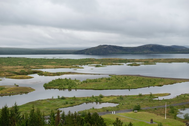 Hochwinkelaufnahme der schönen Landschaft in Thingvellir, Island unter den Gewitterwolken