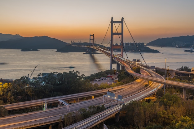 Hochwinkelaufnahme der Tsing-Ma-Brücke, aufgenommen bei Sonnenuntergang in Hongkong