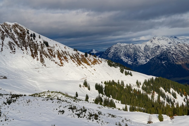 Hochwinkelaufnahme des Alpengebirges unter dem bewölkten Himmel