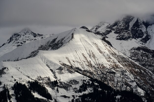 Hochwinkelaufnahme des Alpengebirges unter dem bewölkten Himmel