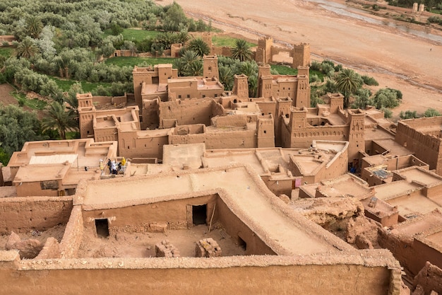 Hochwinkelaufnahme des historischen Dorfes Kasbah Ait Ben Haddou‌ in Marokko