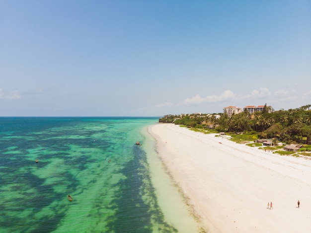 Hochwinkelaufnahme des schönen Strandes und des Ozeans, die in Mombasa, Kenia gefangen genommen werden