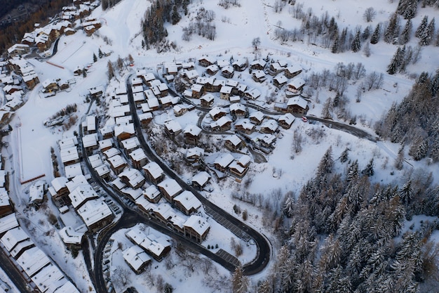 Hochwinkelaufnahme des verschneiten Wintersportdorfes Sainte-Foy-Tarentaise in den Alpen in Frankreich.