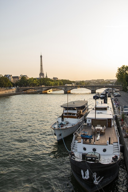 Hochwinkelaufnahme einer angedockten Yacht auf dem Fluss mit Eiffelturm