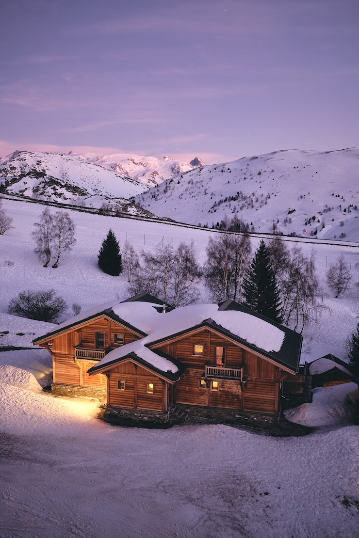 Kostenlose Foto hochwinkelaufnahme einer heimeligen hütte im skigebiet alpe d huez in den französischen alpen in frankreich