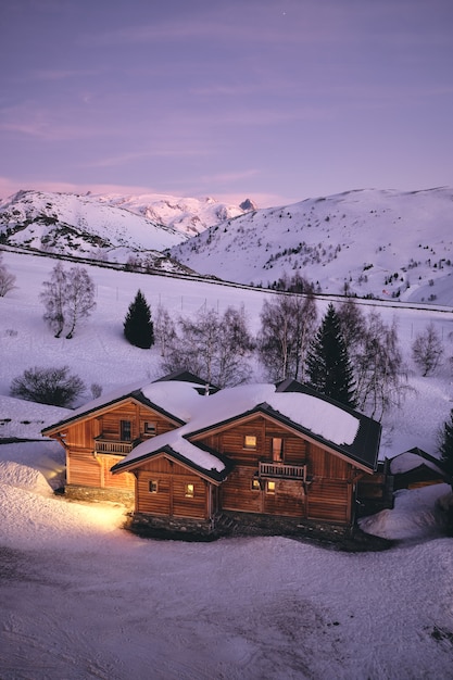 Hochwinkelaufnahme einer heimeligen Hütte im Skigebiet Alpe d Huez in den französischen Alpen in Frankreich