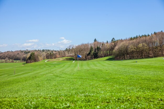 Hochwinkelaufnahme eines Golfplatzes in Otocec, Slowenien an einem sonnigen Sommertag