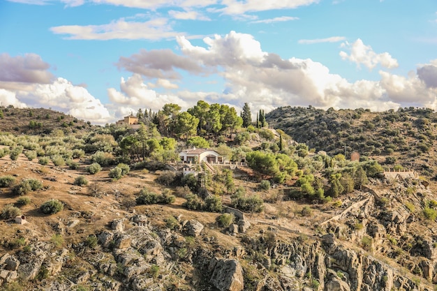 Kostenloses Foto hochwinkelaufnahme eines hauses in einer felsigen landschaft in spanien