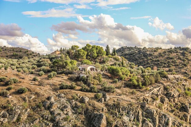 Hochwinkelaufnahme eines Hauses in einer felsigen Landschaft in Spanien