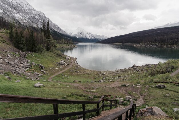 Hochwinkelaufnahme eines klaren gefrorenen Sees, umgeben von einer bergigen Landschaft