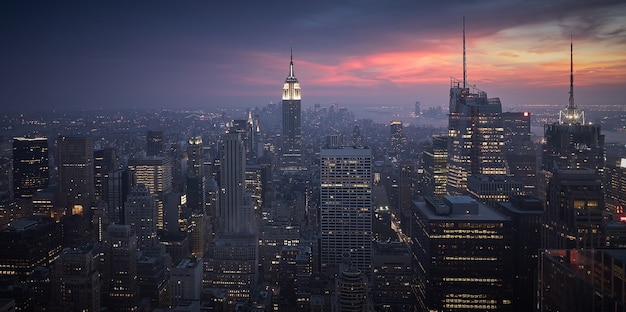 Hochwinkelaufnahme eines schönen Stadtbildes bei Sonnenuntergang in New York City, USA