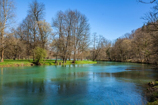 Hochwinkelaufnahme eines Sees im Golfplatz bei Otocec, Slowenien
